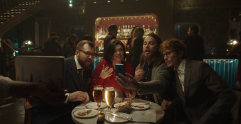Никаких границ и языковых барьеров: в новогоднем ролике Stella Artois 0.0 объединяет людей из разных стран